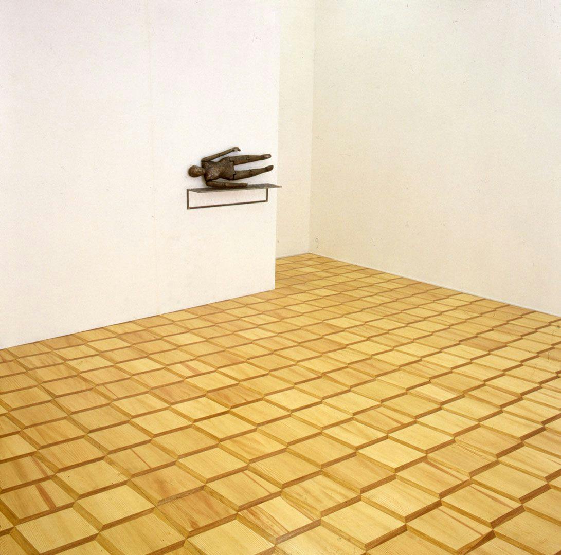 A mixed media sculptural installation by Juan Muñoz, titled De l´identité, dated 1987, installed at Galerie Roger Pailhas in Marseille, France, in 1987.